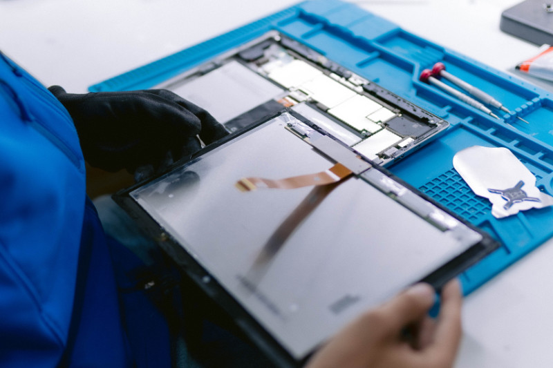 fotografia de un ordenador portátil desmotado para el apartado de reparacion de ordenadores en las palmas