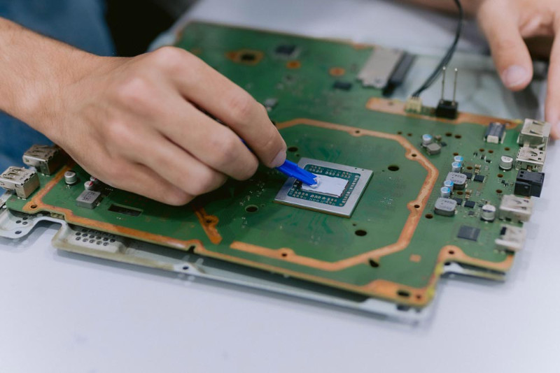 fotografia de una reparacion de una placa de un ordenador para el apartado de reparacion de ordenadores en las palmas