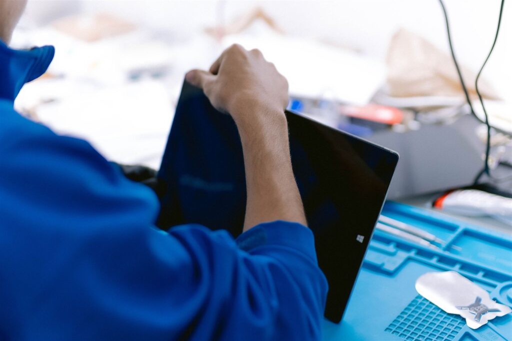 Técnico de DVDCONSOLAS revisando una tablet que no enciende
