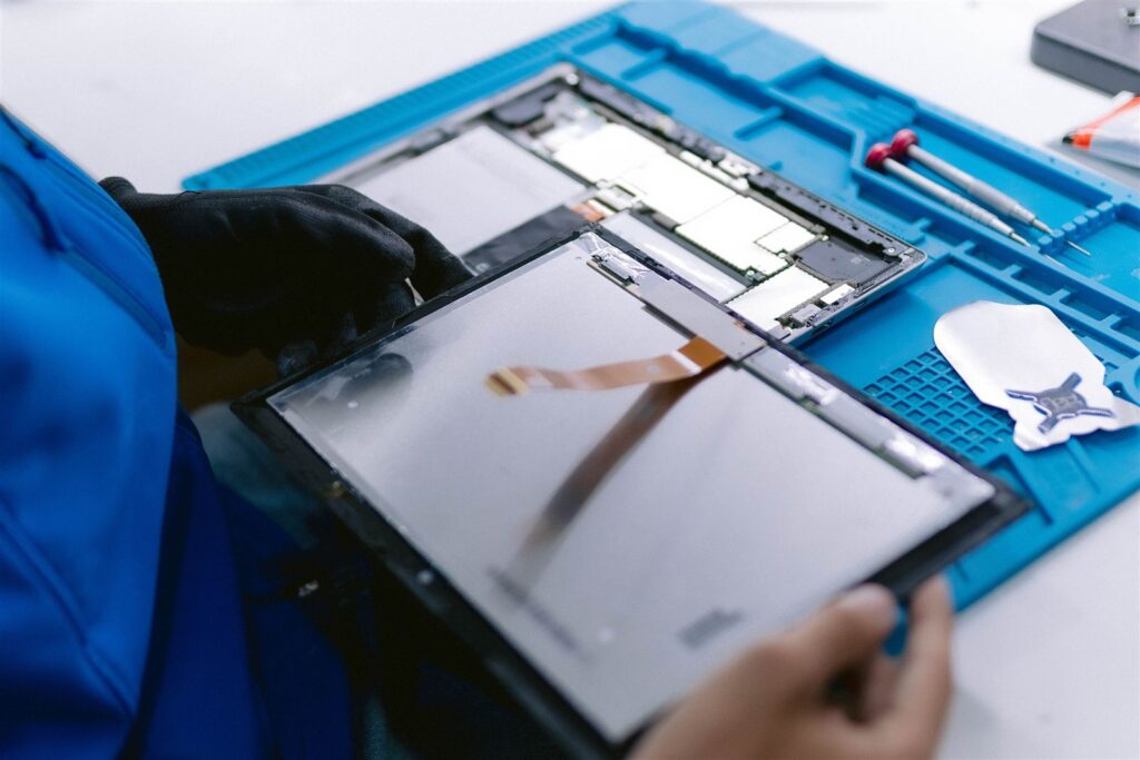 Tablet desmontada para cambiar la batería en DVDCONSOLAS Las Palmas