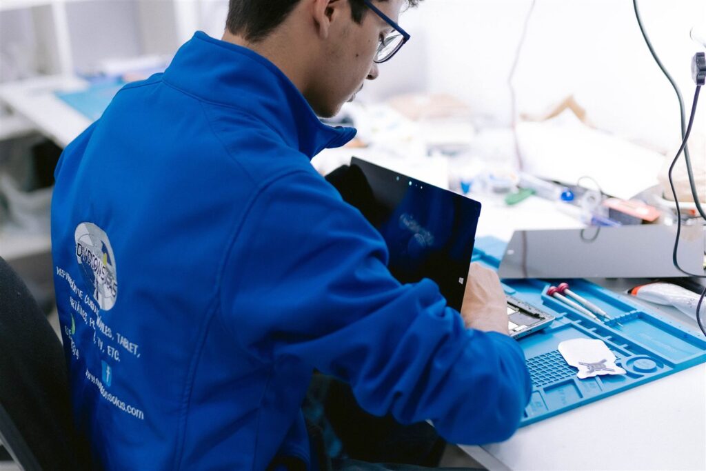 Técnico de DVDCONSOLAS reparando una tablet en Las Palmas